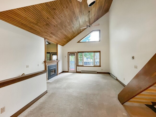 Building Photo - 3 Bed (private loft as 3rd BR) Downtown Breckenridge Living – Modern Comfort in a Historic Setting