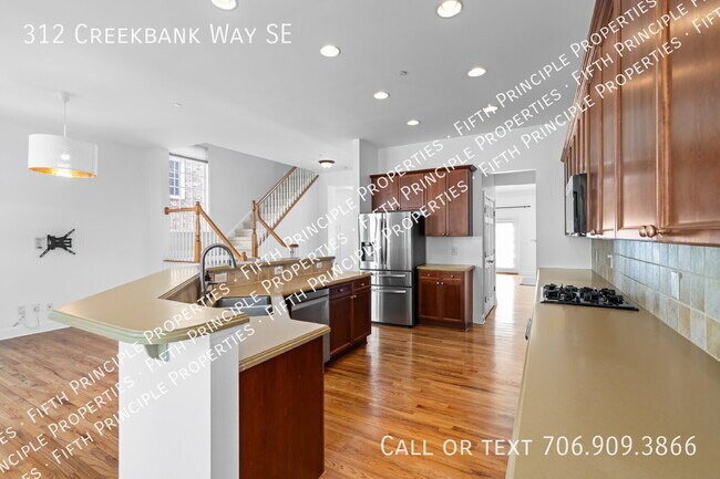 Building Photo - 312 Creekbank Way SE