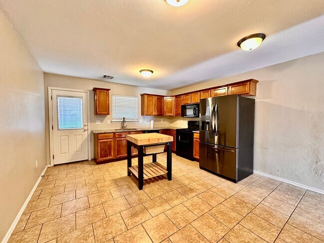 Building Photo - Newer 3 Bedroom off I-240