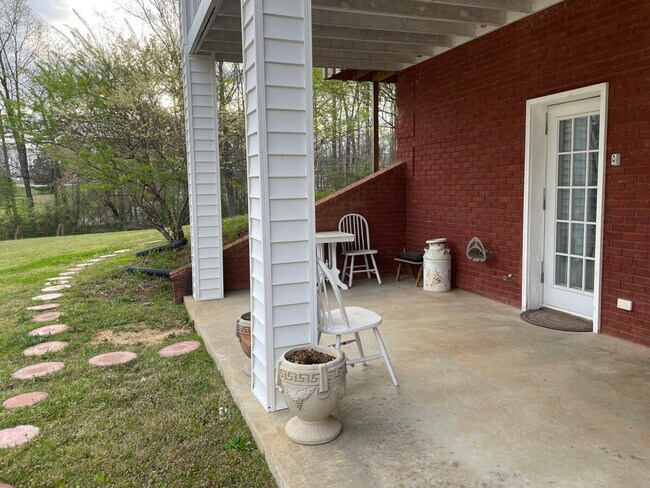 Building Photo - 175 Schools Dr