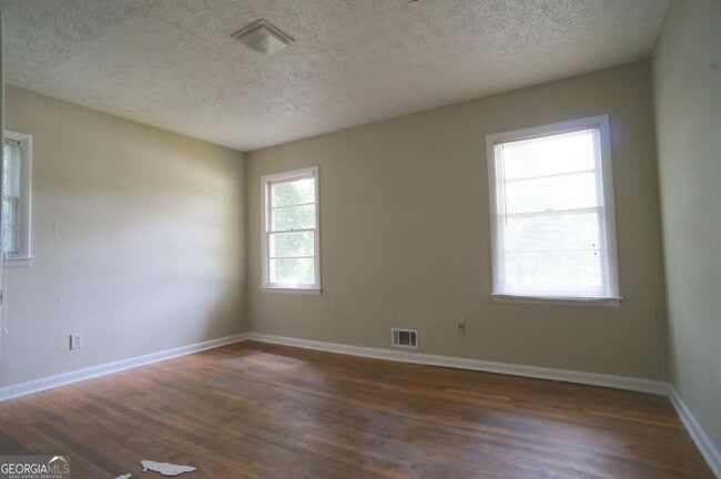 Building Photo - 435 S Barnett Shoals Rd