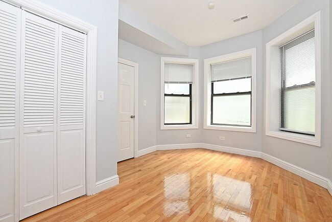 Building Photo - Large 2bed/1bath in Hot Bronzeville. ONE M...