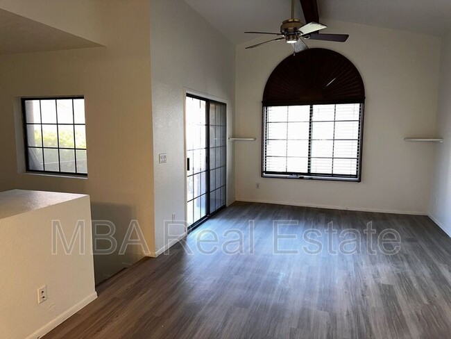 Building Photo - 700 E Mesquite Cir