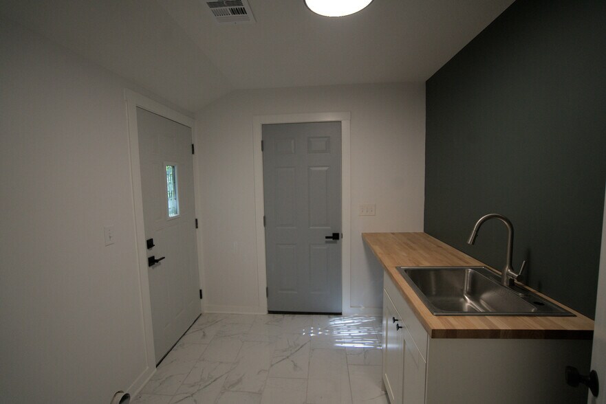 Building Photo - 2039 Rhode Island St