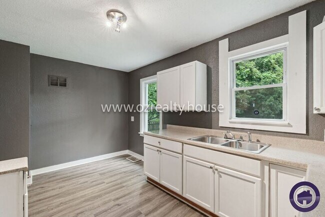 Building Photo - 2126 Marlow Rd