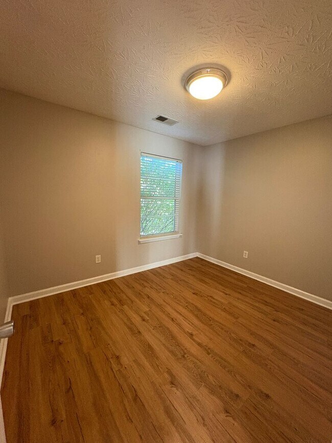 Building Photo - 120 River Run Ct