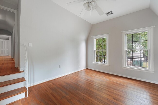 Building Photo - 3126 Wroxton Rd
