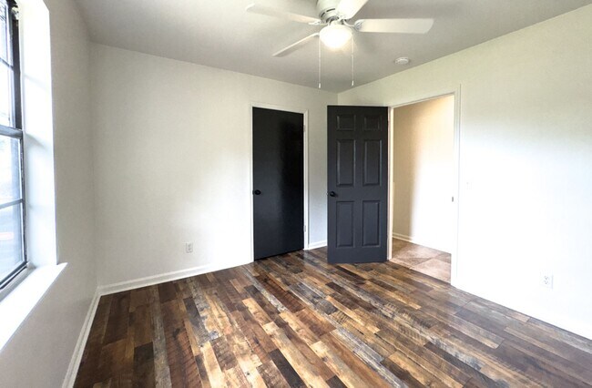 Building Photo - 3BR Home in Shell Point – Sunroom | Garage | Prime Location