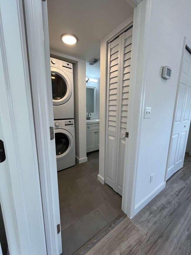 Washer/ Dryer & Linen Closet 203 - 1100 6th Ave S