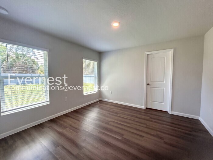 Building Photo - 8 Round Table Ln