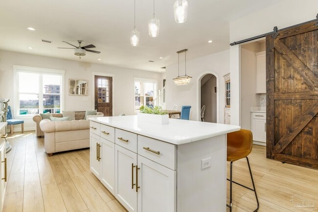 Building Photo - 606 W Intendencia St