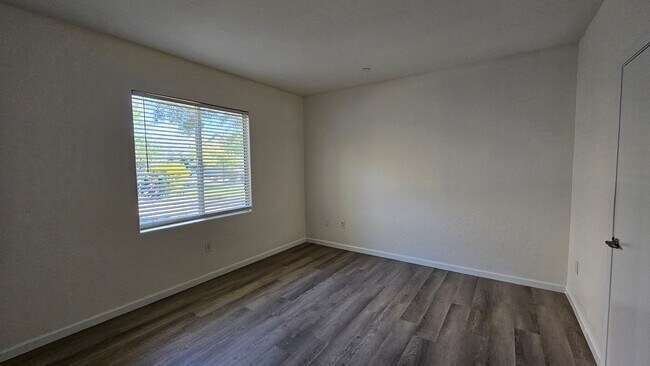 Building Photo - Adorable Single Level Condo  Close to Summerlin!!!