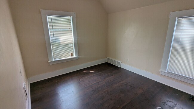 Building Photo - Discover this three-bedroom, one-bath home in Cleveland