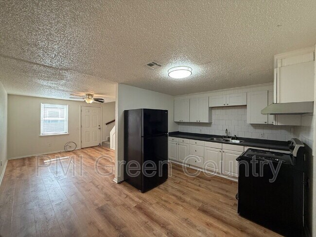 Building Photo - 318 E Redwood St
