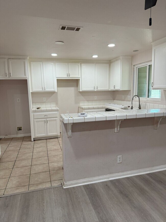 Building Photo - Charming 3-Bedroom Home with Spacious Yard