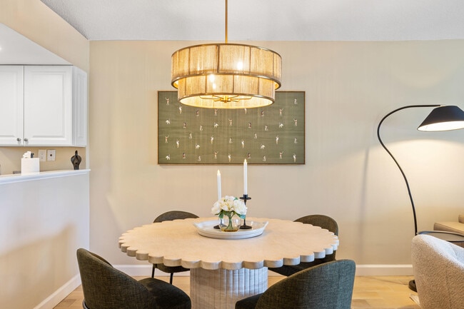 Building Photo - 206 Club Dr