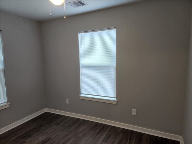 Building Photo - 1508 Carver Ave