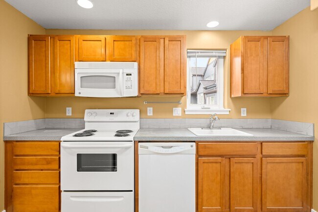 Building Photo - Cozy Studio Apartment in SE Portland w/ Laundry