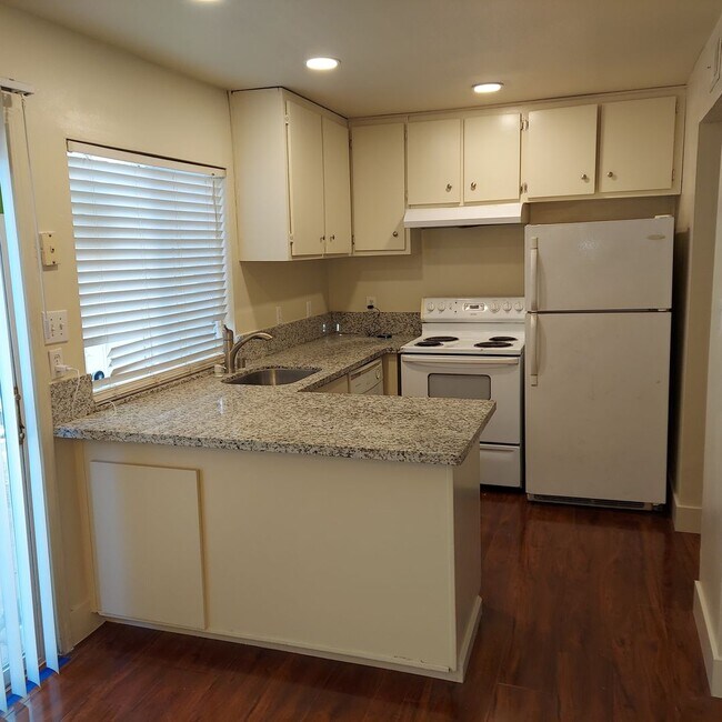 Building Photo - Nice 3 bedroom condo near CSUS.  Available for move in this month.