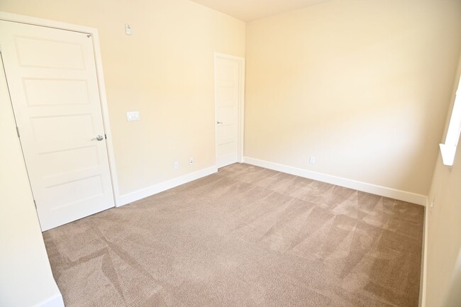 Building Photo - 6543 Tralee Village Dr