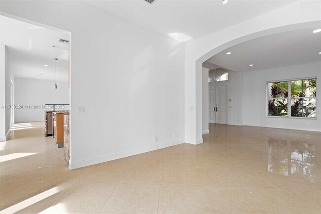 Building Photo - 926 Marina Dr