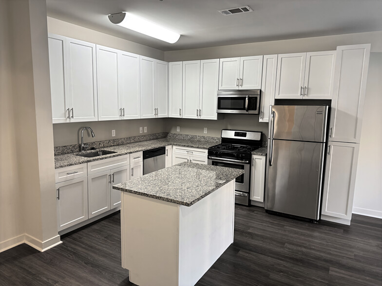 Building Photo - One Glover