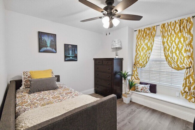 Building Photo - MOVE-IN SPECIAL - Beautiful 3/2 Home in Ba...