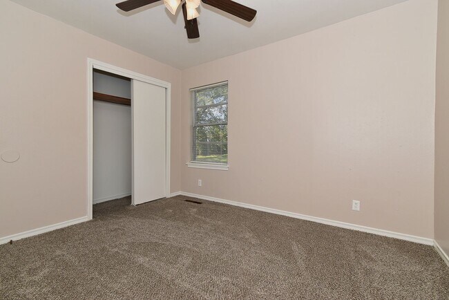 Building Photo - 1304 Skyline Dr