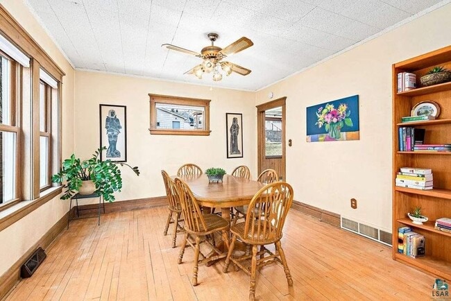 Building Photo - Available For A July/August 1st - 3 Bedroo...