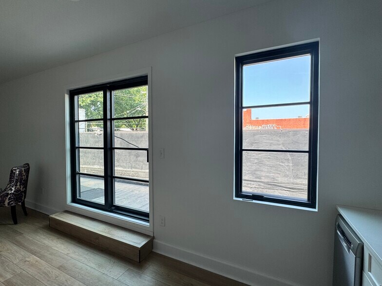 sliding door to patio - 3101 W Cary St