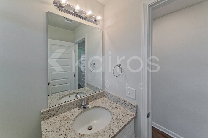 Building Photo - 204 Redwood Ct
