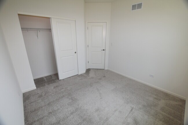 Building Photo - 2945 Showplace Dr