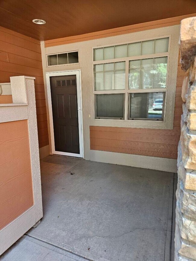 Building Photo - Beautiful 2 Bedroom Condo Avail NOW