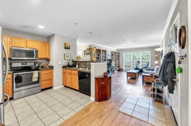 Building Photo - Wonderful updated 2 bedroom 2 bath condo on main level off Battleground ave in NW Greensboro