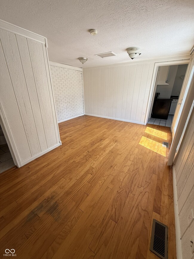 Building Photo - 122 N Routiers Ave