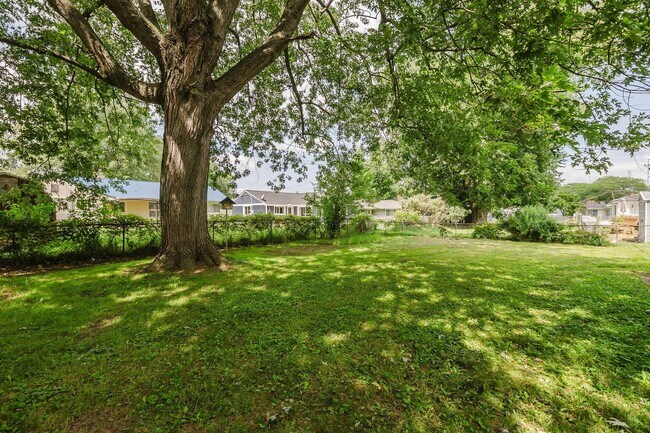 Building Photo - 2825 Hinde Ave