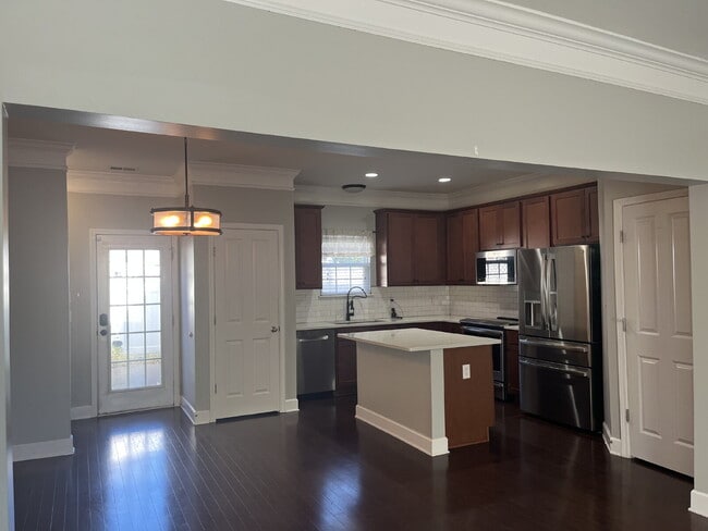 Building Photo - "Charming 2-Bed Townhouse Retreat with 2.5...