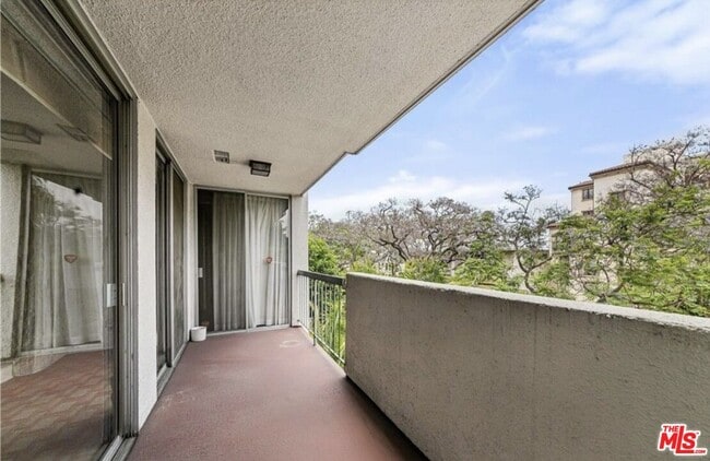 Building Photo - 321 N Oakhurst Dr