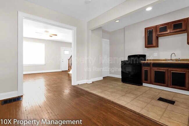 Building Photo - 1656 E Sycamore St