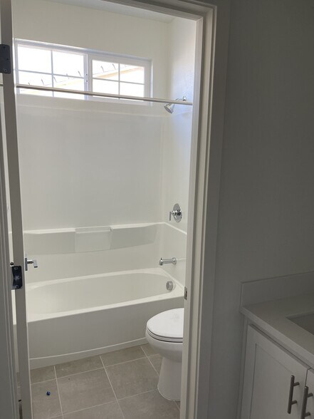 Common bath - 5418 Paularo Way