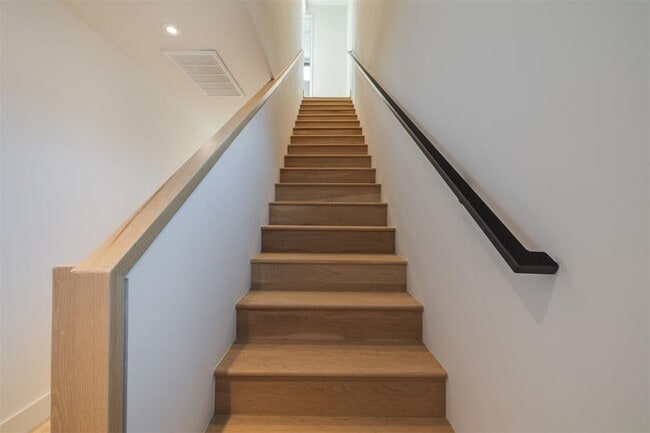 Building Photo - 1303 N Dewey Ave