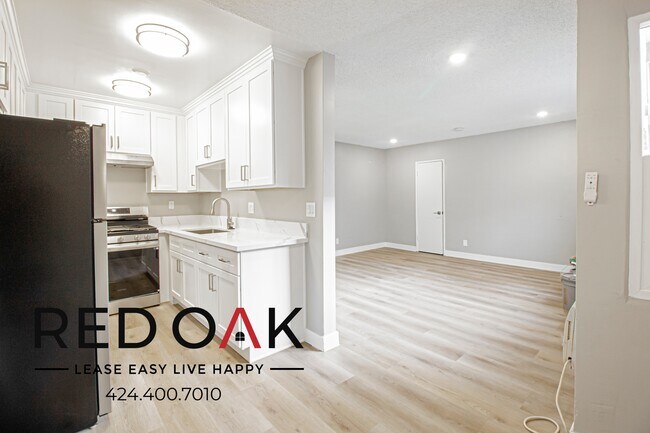 Building Photo - 15405 Vanowen St