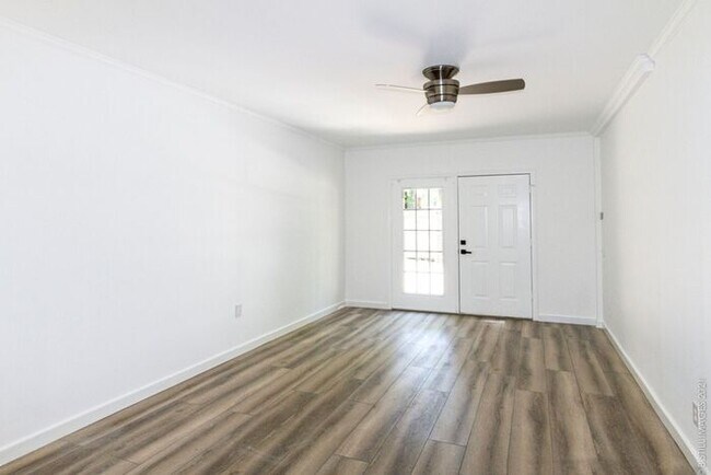 Building Photo - Elegant & Bright 2 Bedroom in Oakhurst’s Hidden Gem