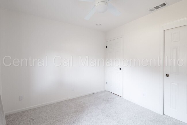 Building Photo - 4 Bedroom/2 Bath Home with a Pool and Sola...
