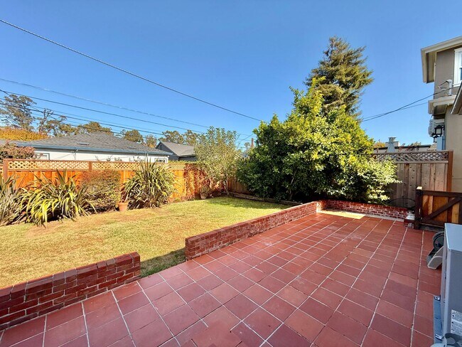 Building Photo - Beautifully Renovated Single-Family Home i...