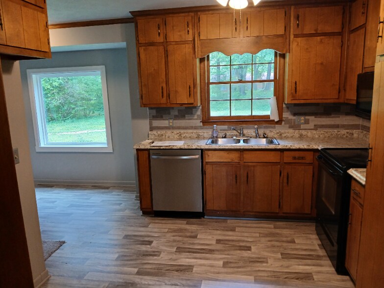 Building Photo - 1850 Brandy Dr SE