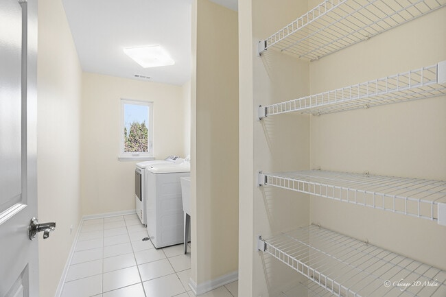 Building Photo - 214 Taylor Ct