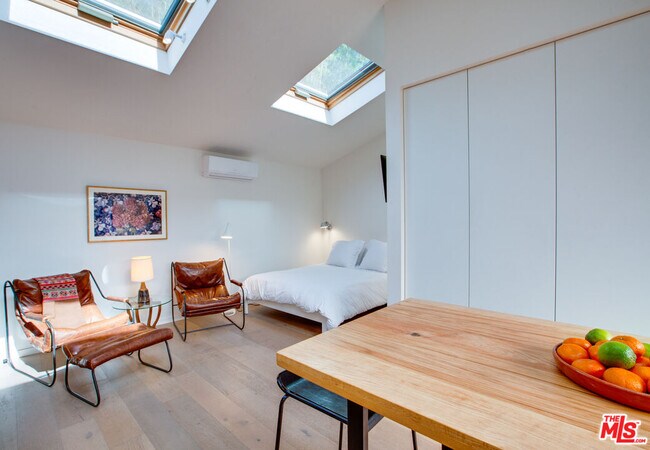 Building Photo - 927 1/2 Victoria Ave