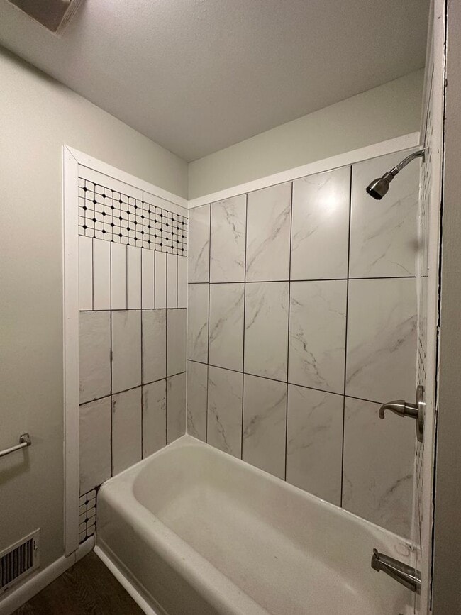 Building Photo - 4 1/2 Salisbury St