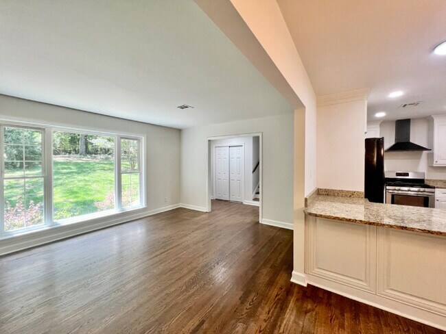Building Photo - SPACIOUS 4 BEDROOM CLOSE TO MATTHEWS!